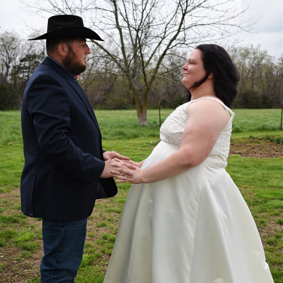 Wedding dress (off white) with long train - Picture 2 of 4